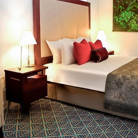Renaissance Tel Aviv Hotel Bagian luar foto