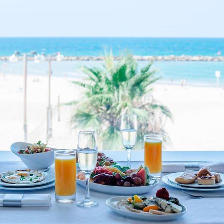 Renaissance Tel Aviv Hotel Bagian luar foto