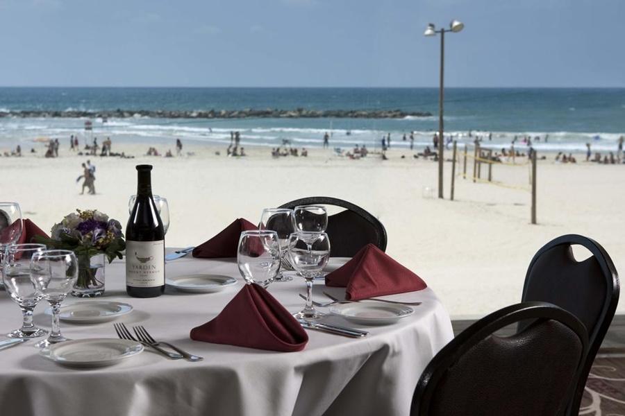 Renaissance Tel Aviv Hotel Bagian luar foto