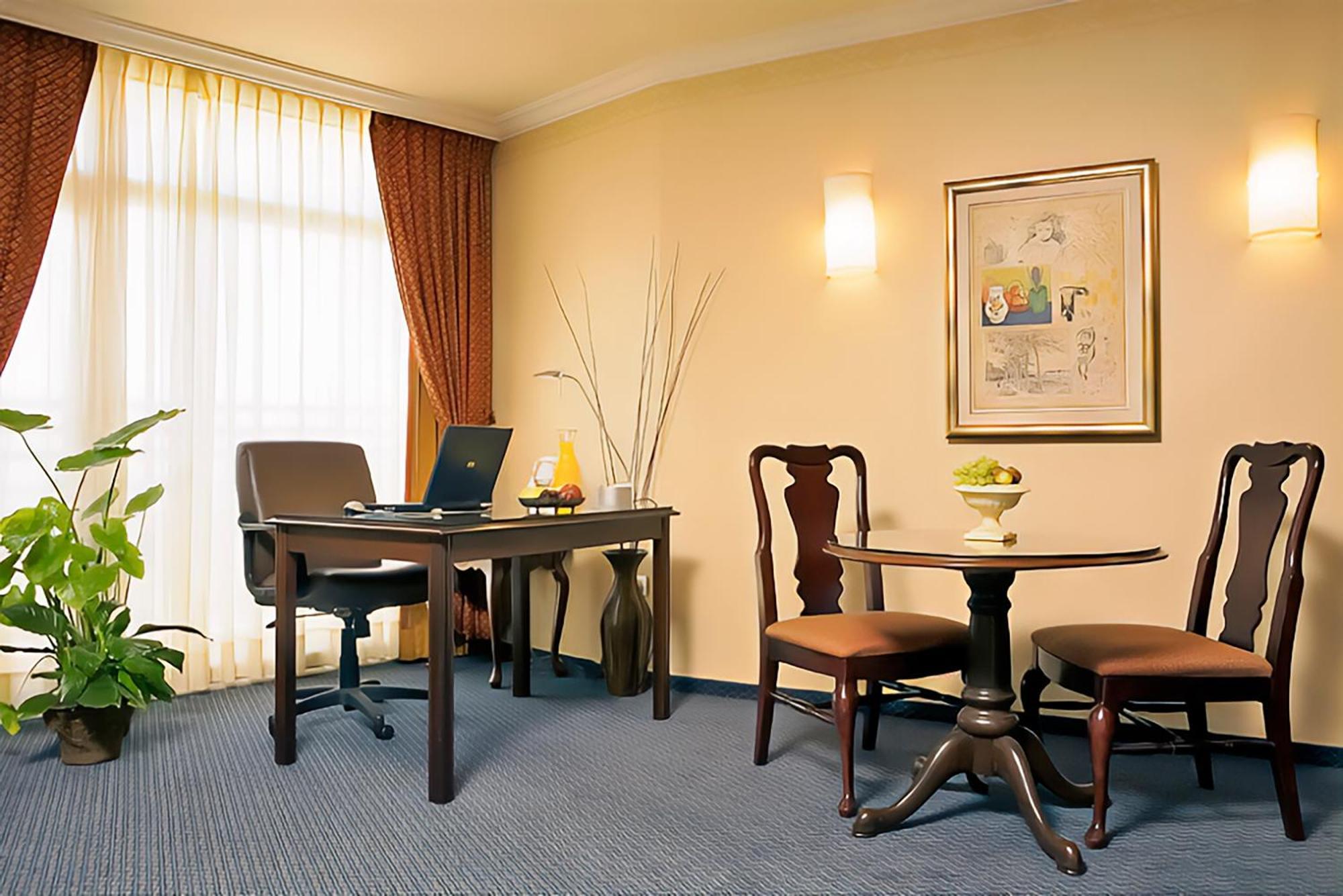 Renaissance Tel Aviv Hotel Bagian luar foto