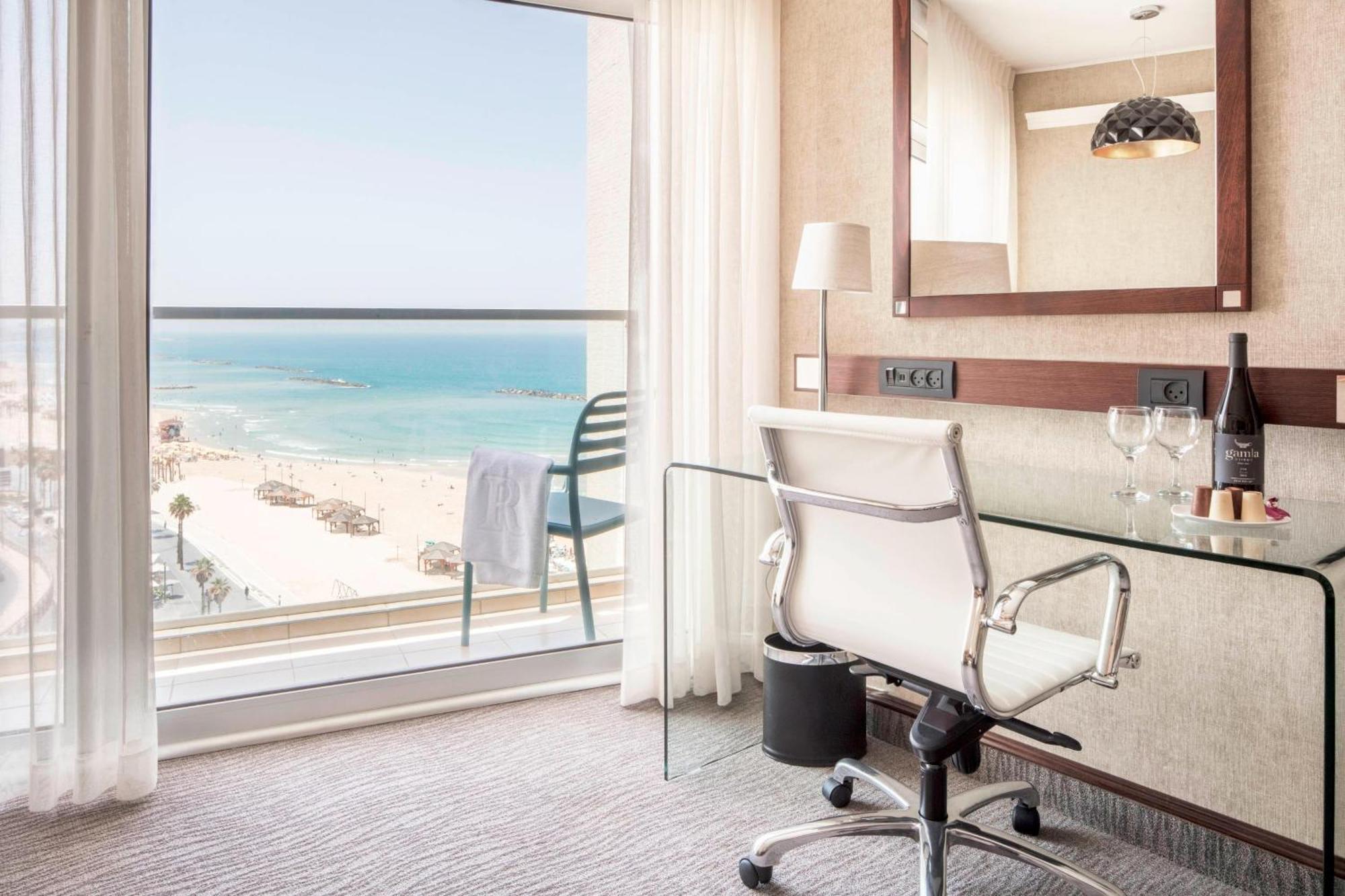 Renaissance Tel Aviv Hotel Bagian luar foto