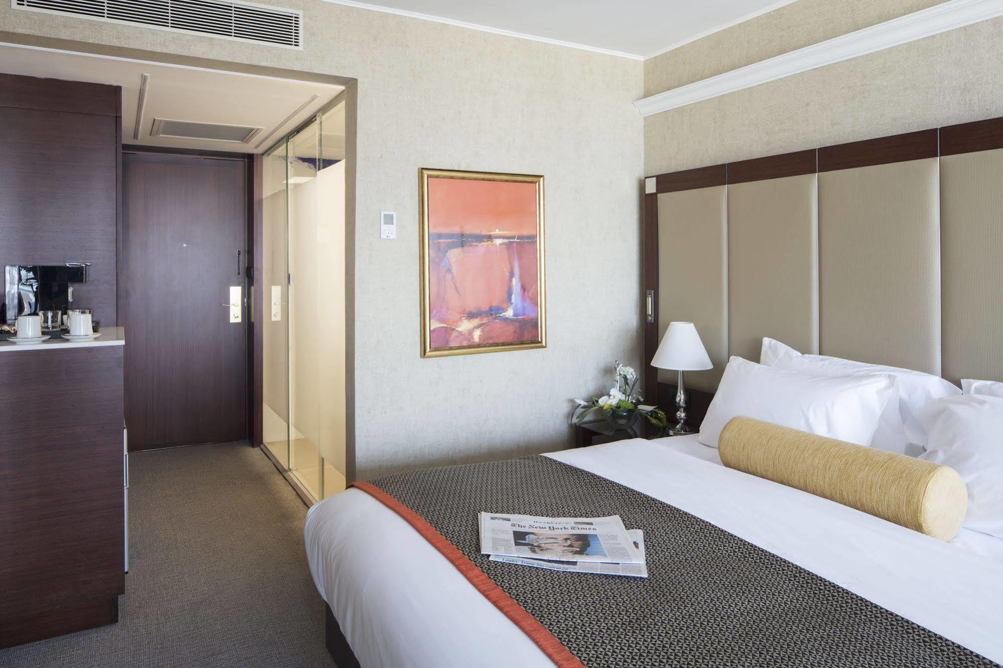 Renaissance Tel Aviv Hotel Bagian luar foto