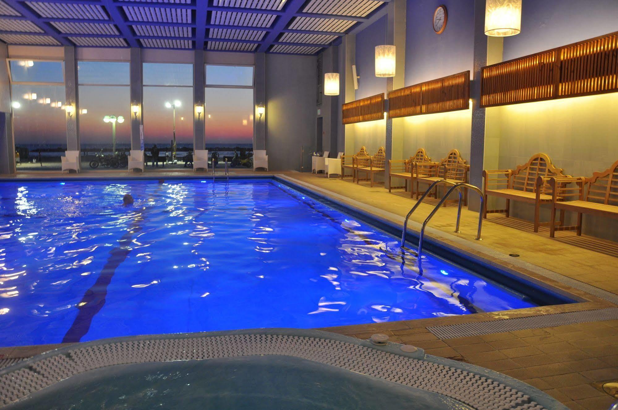 Renaissance Tel Aviv Hotel Bagian luar foto